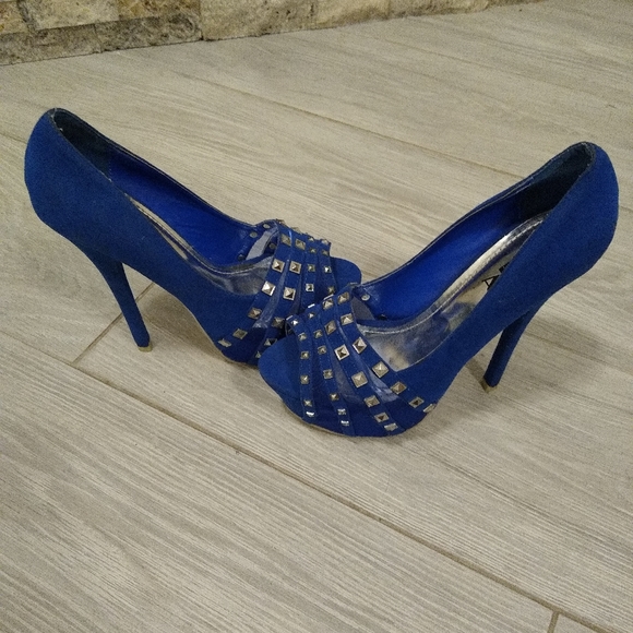 Shoes - Picture 2 of 4